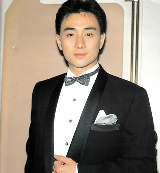 关礼杰|60岁吴岱融罕露面，满头白发皱纹横生，与58岁关礼杰同框像两代人