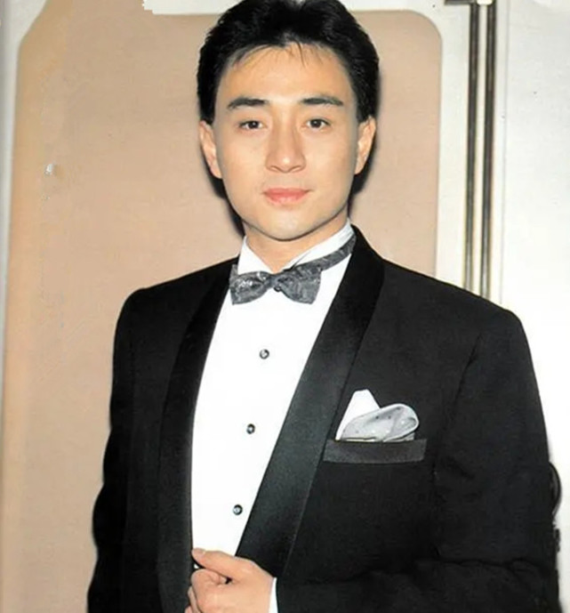 60岁吴岱融罕露面,满头白发皱纹横生,与58岁关礼杰同框像两代人