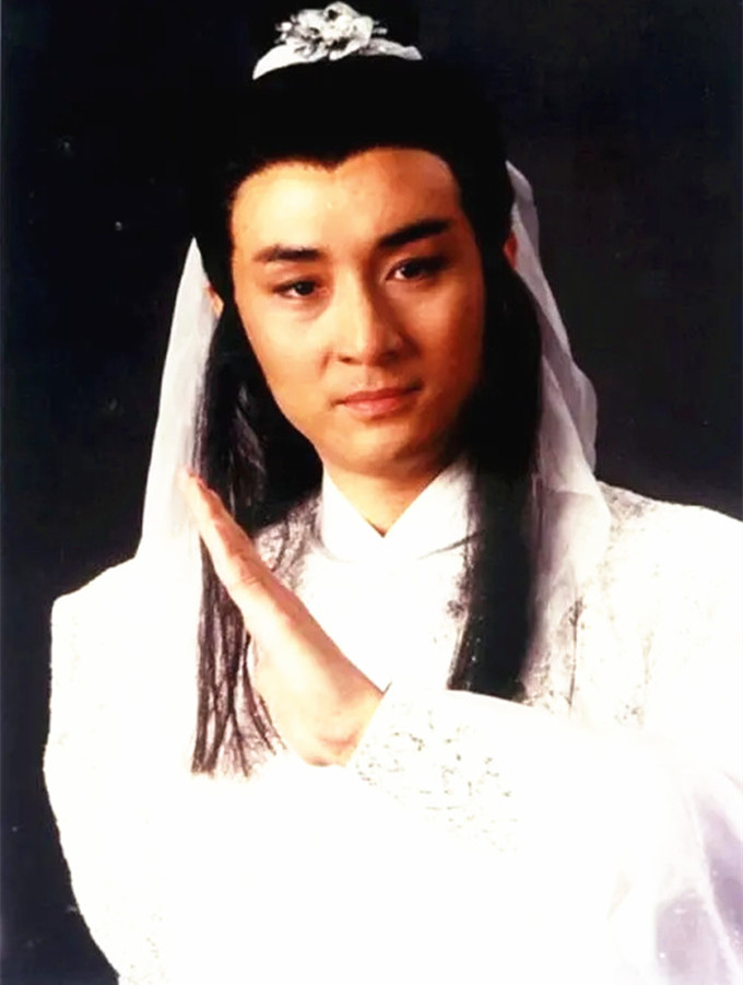 关礼杰|60岁吴岱融罕露面，满头白发皱纹横生，与58岁关礼杰同框像两代人