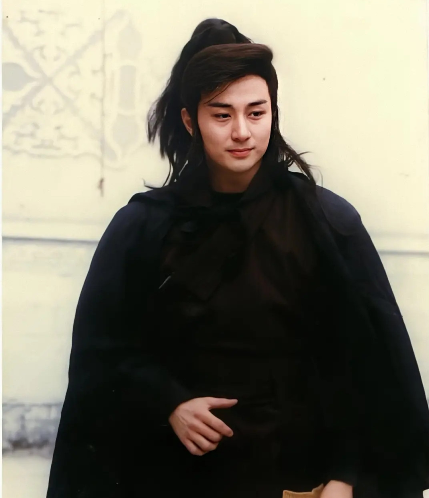 关礼杰|60岁吴岱融罕露面，满头白发皱纹横生，与58岁关礼杰同框像两代人