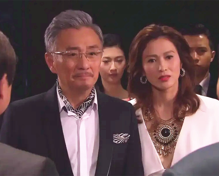 关礼杰|60岁吴岱融罕露面，满头白发皱纹横生，与58岁关礼杰同框像两代人