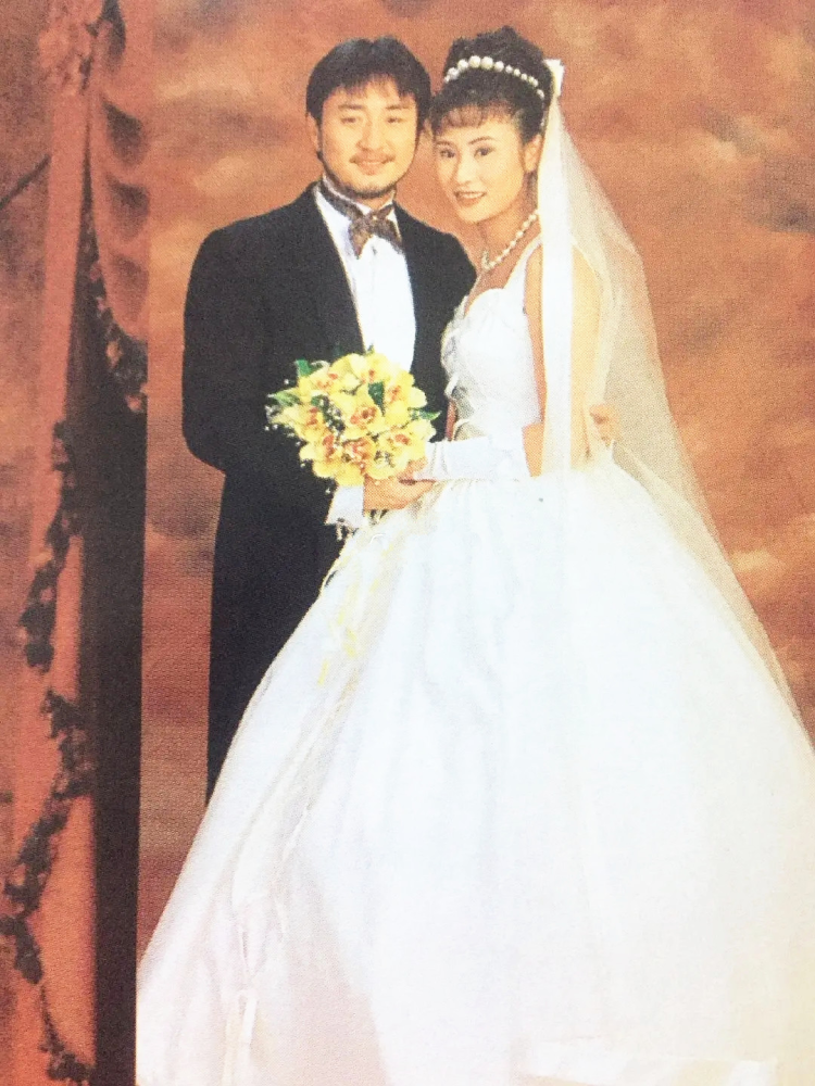 关礼杰|60岁吴岱融罕露面，满头白发皱纹横生，与58岁关礼杰同框像两代人