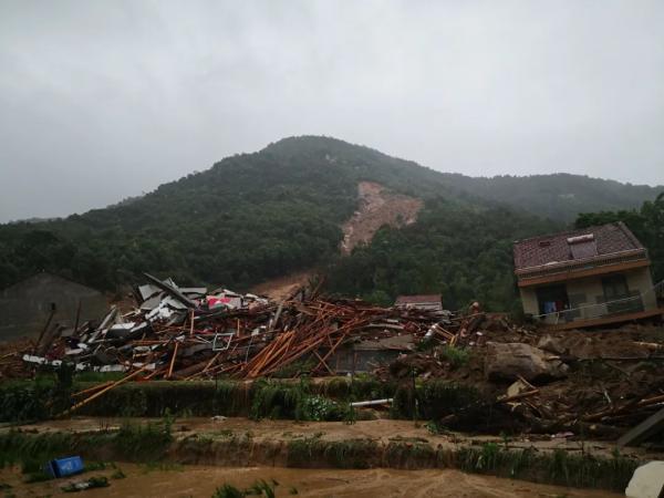 湖北省黃岡市黃梅縣大河鎮袁山村3組7月8日凌晨4時許受特大暴雨影響山