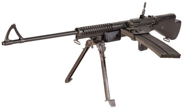 另外还有一把和fg42类似的是m1941约翰逊轻机枪,同样侧边供弹,最高20