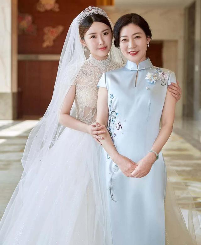 婚礼上妈妈减龄的秘密在这里,妈妈礼服的配色