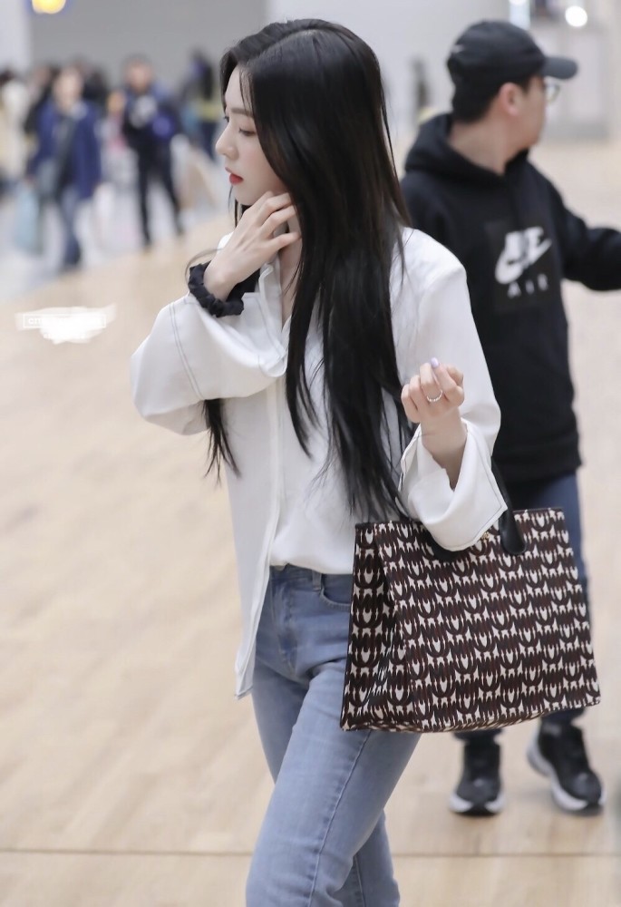 有韩团颜神之称的裴珠泫,一袭白裙误以为白雪公主,实在太会穿了