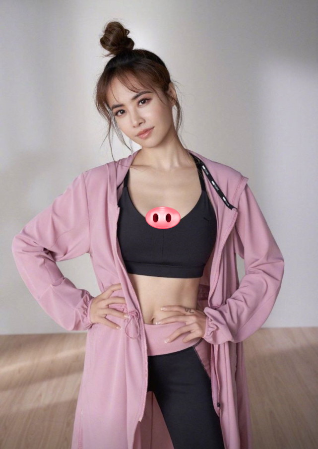 手臂上略有些肌肉,腿伸直能成一个1字,并且看起来毫不费力,蔡依林为了