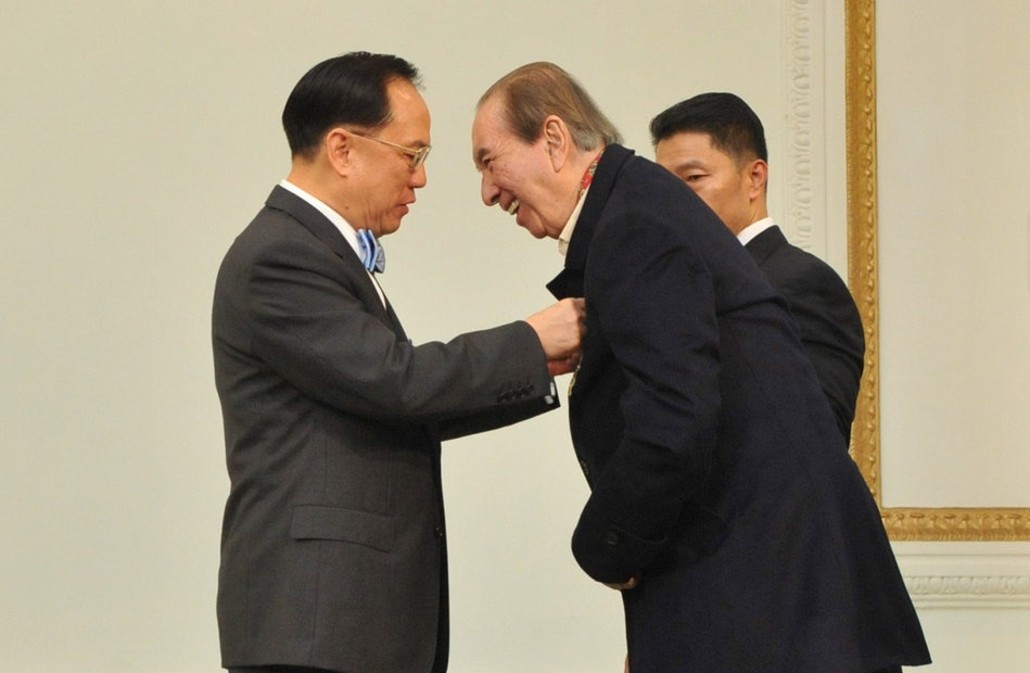 何超仪|赌王灵堂外一红衣女子现身，自称是赌王亲女儿，出生就被抱到山里