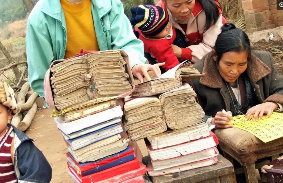 唐根秀|文盲农妇坚持练字15年，自创天书无人能懂，专家称毫无艺术性