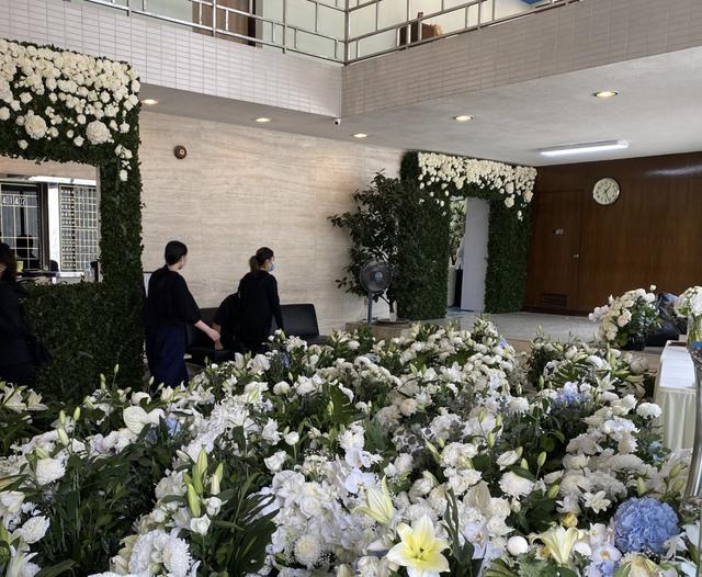 何鸿燊一生显赫,在香港澳门乃至华人的地区的影响力巨大,他的家人为求