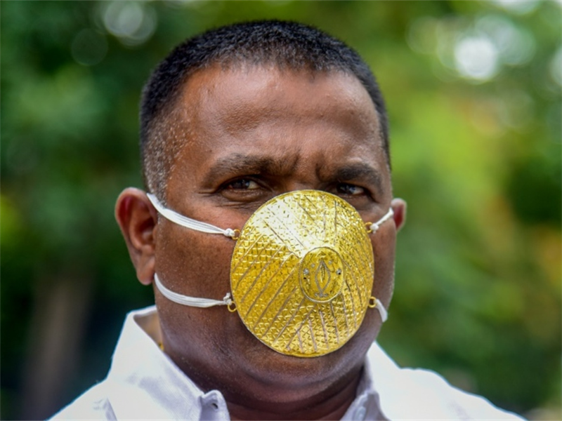 印度土豪花27万定制黄金口罩手上戴满金戒指座驾却只是这车