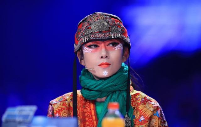 杨丽萍|60岁杨丽萍仙气全无，剪掉了长指甲，小腿摔伤骨折拄拐杖出行