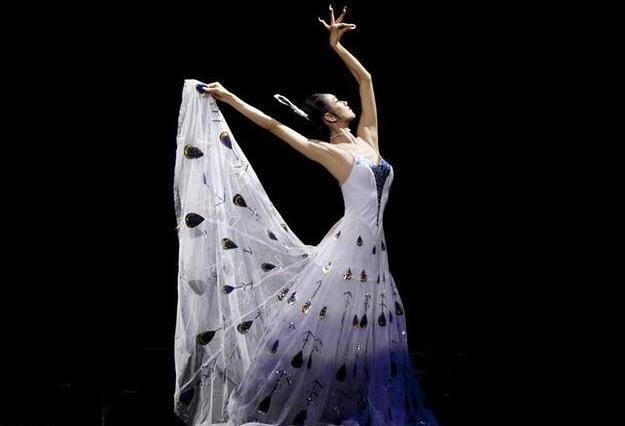 杨丽萍|60岁杨丽萍仙气全无，剪掉了长指甲，小腿摔伤骨折拄拐杖出行