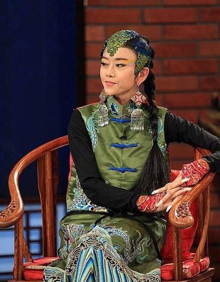 杨丽萍|60岁杨丽萍仙气全无，剪掉了长指甲，小腿摔伤骨折拄拐杖出行