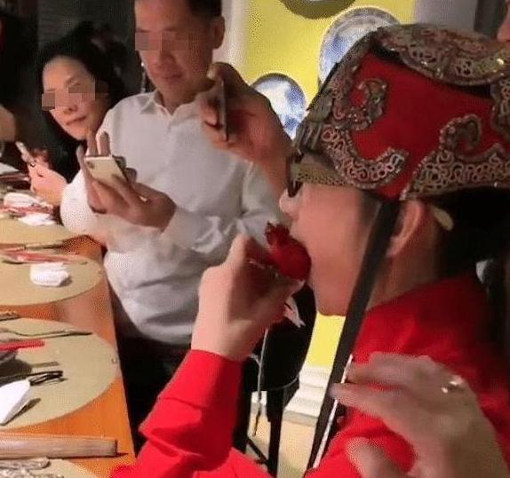 杨丽萍|60岁杨丽萍仙气全无，剪掉了长指甲，小腿摔伤骨折拄拐杖出行