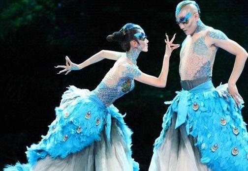 杨丽萍|60岁杨丽萍仙气全无，剪掉了长指甲，小腿摔伤骨折拄拐杖出行