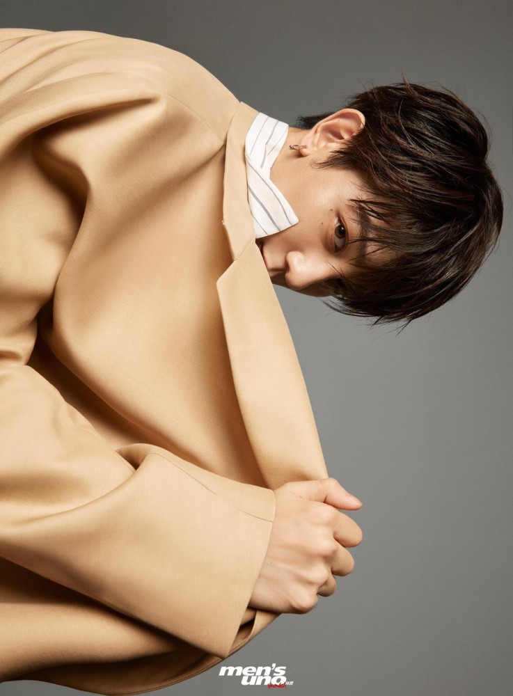 r1se身着休闲装散发青春活力