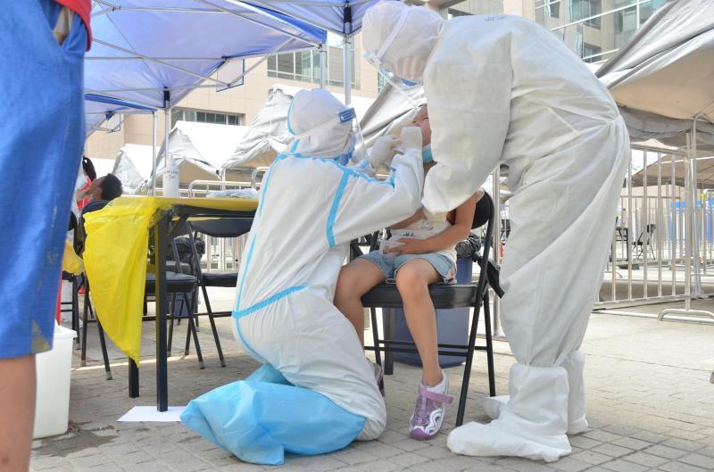 张圆媛|白衣天使张圆媛：“我跪下来，低一点，孩子们就不那么害怕了！”