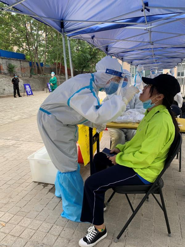 张圆媛|白衣天使张圆媛：“我跪下来，低一点，孩子们就不那么害怕了！”