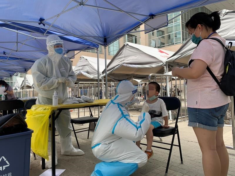 张圆媛|白衣天使张圆媛：“我跪下来，低一点，孩子们就不那么害怕了！”