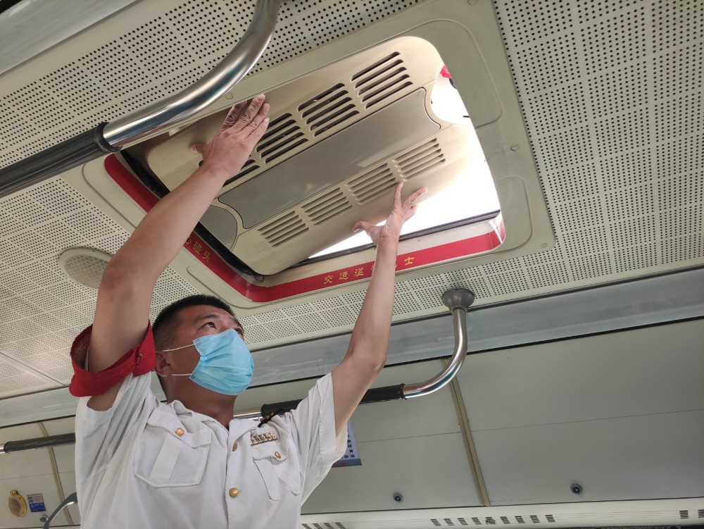 驾驶员演示如何打开逃生天窗驾驶员演示如何手动打开车门不同危急情况