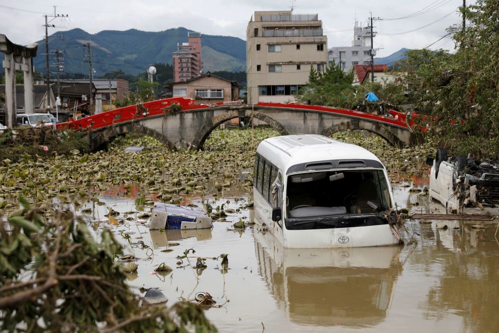日本九州创纪录暴雨成灾140万人避难道路塌陷致多地成孤岛