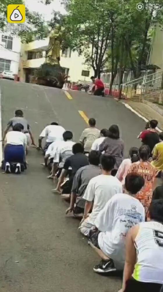 孔子|跪孔子、穿旗袍，这些考前行为是迷信还是讨“好彩头”？