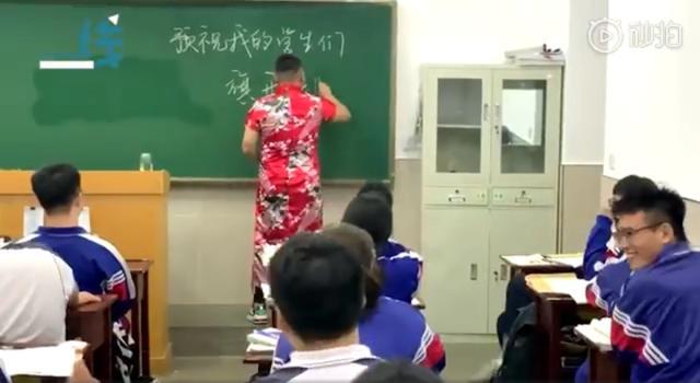 孔子|跪孔子、穿旗袍，这些考前行为是迷信还是讨“好彩头”？