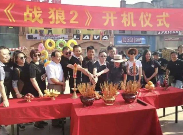 孔子|跪孔子、穿旗袍，这些考前行为是迷信还是讨“好彩头”？