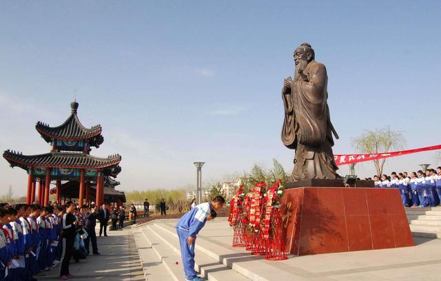 孔子|跪孔子、穿旗袍，这些考前行为是迷信还是讨“好彩头”？