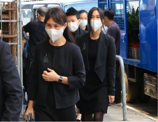 蓝琼缨|二太蓝琼缨现身赌王丈夫灵堂，面色憔悴要人扶，三太特意染了发