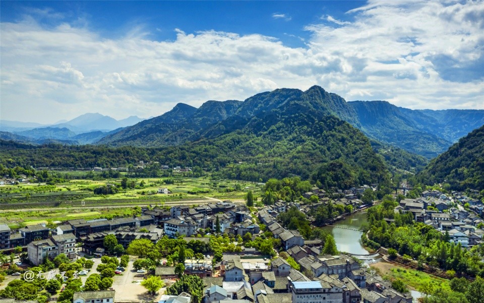 在川西平原西南邊緣,青藏高原與四川盆地的過渡地帶,連綿聳立著無數