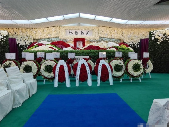 何鸿燊|何超莲男友窦骁参加赌王丧礼，全程戴口罩跟随何超莲，表情肃穆