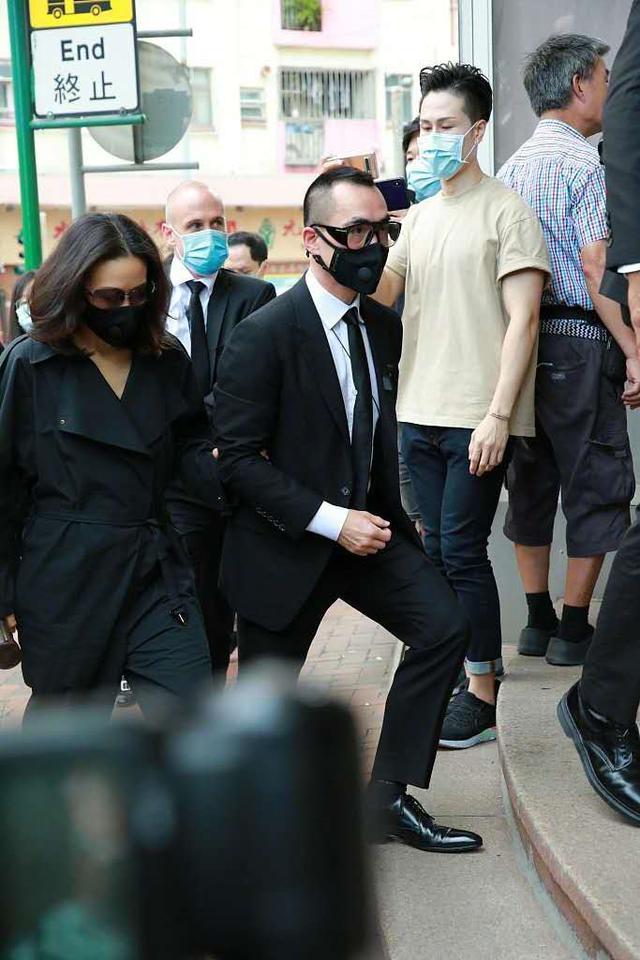 蓝琼缨|二太蓝琼缨现身赌王丈夫灵堂，面色憔悴要人扶，三太特意染了发