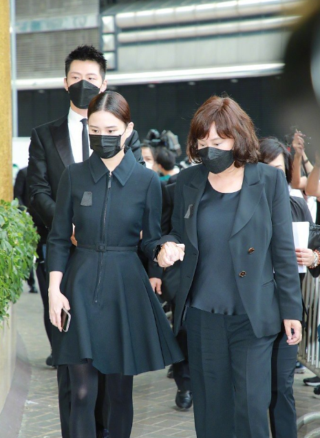 何鸿燊|何超莲男友窦骁参加赌王丧礼，全程戴口罩跟随何超莲，表情肃穆