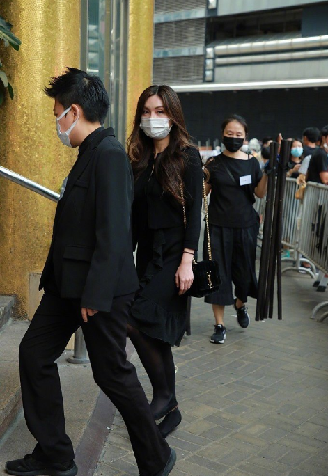 何鸿燊|何超莲男友窦骁参加赌王丧礼，全程戴口罩跟随何超莲，表情肃穆