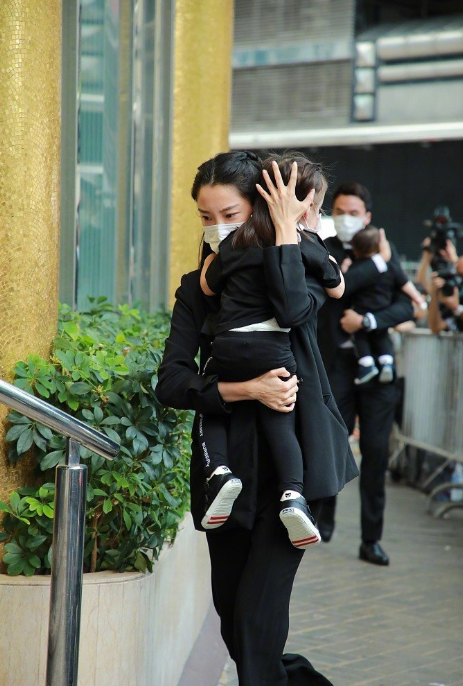 何鸿燊|何超莲男友窦骁参加赌王丧礼，全程戴口罩跟随何超莲，表情肃穆