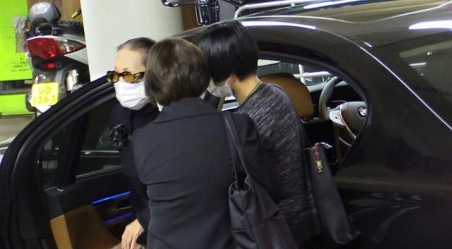 蓝琼缨|二太蓝琼缨现身赌王丈夫灵堂，面色憔悴要人扶，三太特意染了发