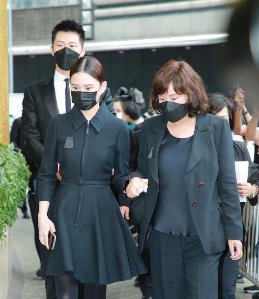 何超琼|赌王设灵二房带头操办，何超琼最早到场，何超仪成首位公开发声者