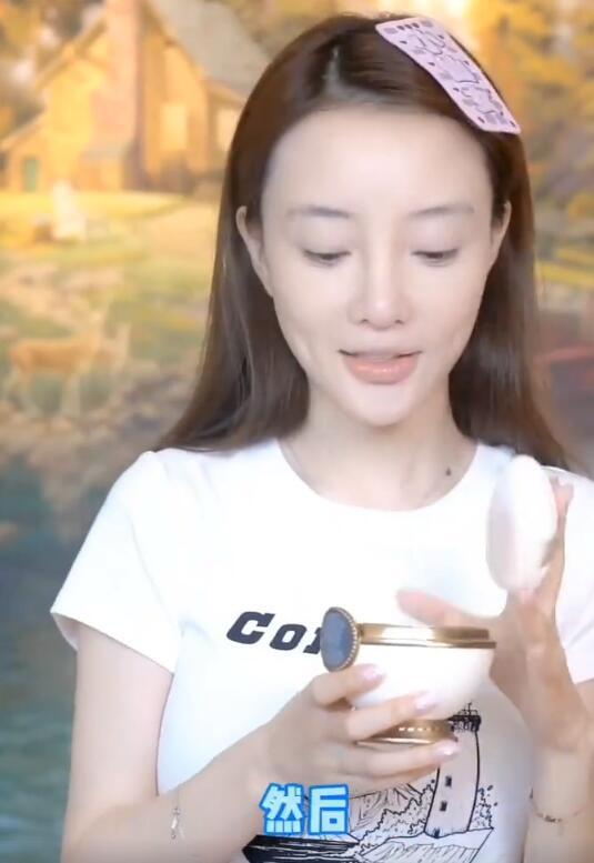 李小璐|李小璐直播化妆，谁注意她用的散粉？暴露她不当艺人后的经济状况
