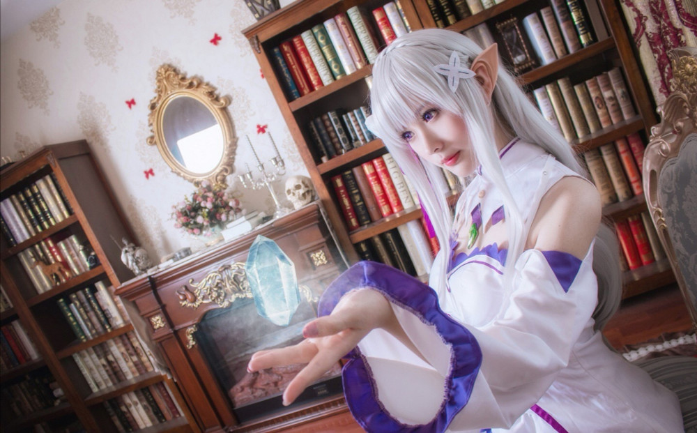 re0艾米莉娅cos过膝白袜展露绝对领域姐姐的冰魔法打人很疼吧