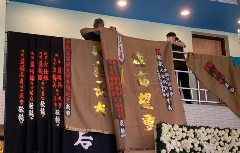何鸿燊|总费用惊人！赌王设灵首日现场伤感，港媒航拍何家特制奢华祭品