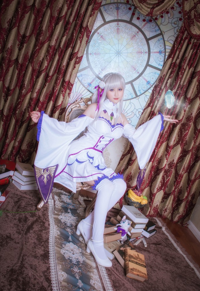 re0艾米莉娅cos过膝白袜展露绝对领域姐姐的冰魔法打人很疼吧