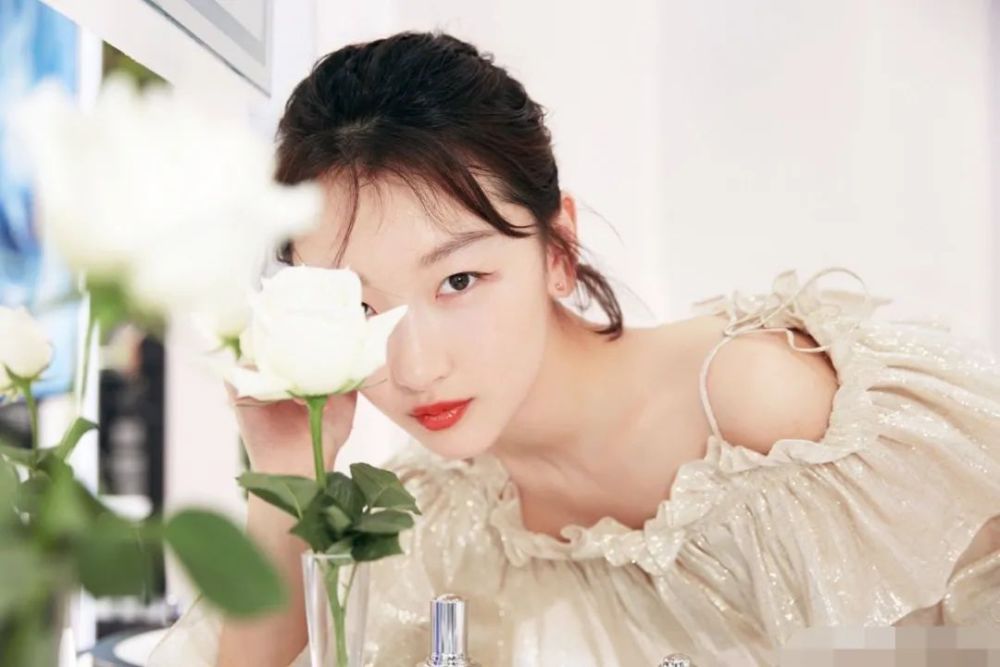 片酬|周冬雨片酬1个亿，林允都有4000万？不红的他自费20万才能演！