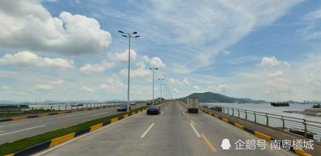 如推進香海大橋,洪鶴大橋,鶴港高速,金海大橋等東西通道建設,為市民