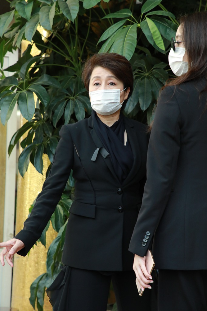 赌王大殓日灵车巡游香港两小时灵柩暂放东华义庄天字号独立房