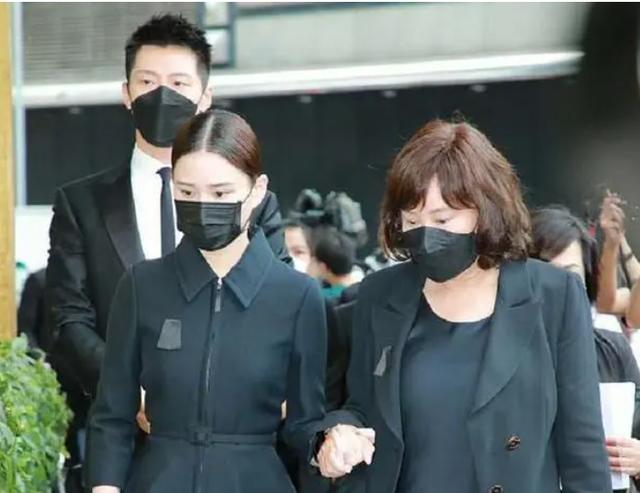 蓝琼缨|二太蓝琼缨现身赌王丈夫灵堂，面色憔悴要人扶，三太特意染了发