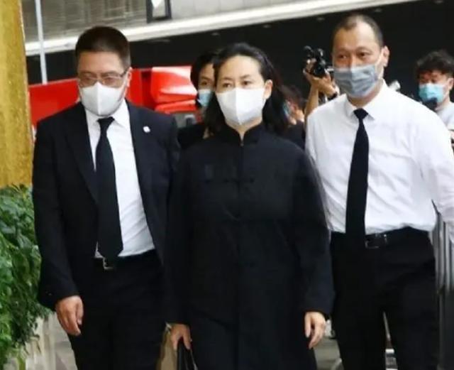 蓝琼缨|二太蓝琼缨现身赌王丈夫灵堂，面色憔悴要人扶，三太特意染了发