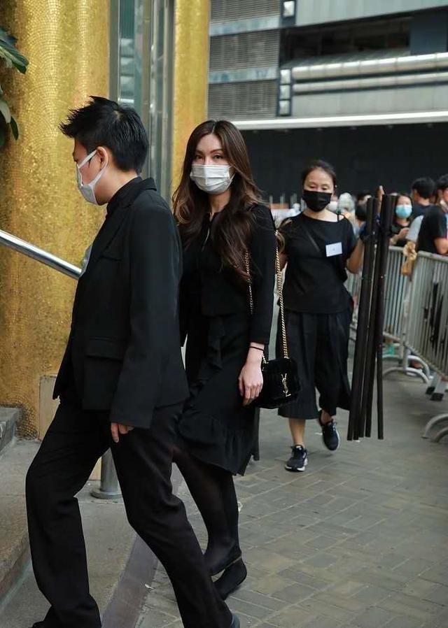 蓝琼缨|二太蓝琼缨现身赌王丈夫灵堂，面色憔悴要人扶，三太特意染了发