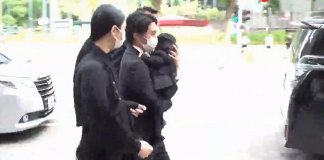 蓝琼缨|二太蓝琼缨现身赌王丈夫灵堂，面色憔悴要人扶，三太特意染了发